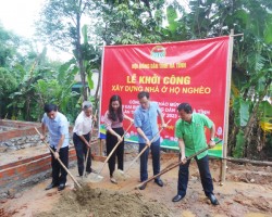 Chủ tịch Hội Nông dân tỉnh tham gia xây dựng nhà ở cho ông Trần Huy Nhã tại thôn 4, xã Hương Lâm huyện Hương Khê