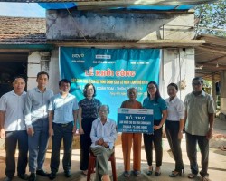 Hình ảnh: Lãnh đạo Ngân hàng BIDV và lãnh đạo địa phương dự lễ khởi công và trao tặng tiền hỗ trợ làm nhà ở cho hộ ông Lê Doãn Toại