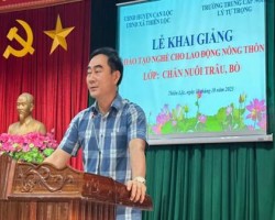 Đ/c Trần Đình Long  –  Giám đốc Trường Trung cấp nghề Lý Tự Trọng  phát biểu tại buổi lễ khai giảng