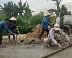 Chi hội Nông dân thôn 1, xã Ân Phú tham gia xây dựng cụm dân cư sinh thái