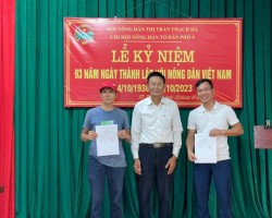 Đồng chí nguyễn Văn Liêm trao quyết định kết nạp hội viên cho hội viên trẻ