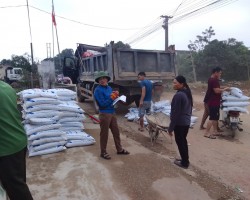 Hội Nông dân xã Cẩm Thạch phối hợp cung ứng phân bón cho nhân dân