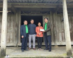 Đồng chí Đinh Công Tịu   Ủy viên Ban Chấp hành Đảng bộ huyện, Chủ tịch Hội Nông dân huyện trao quà cho hộ nghèo tại xã Hương Thủy