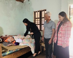 Hội Nông dân huyện Vũ Quang tổ chức thăm hỏi tặng quà cho hội viên, nông dân có hoàn cảnh đặc biệt khó khăn