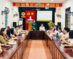 Đồng chí Bùi Thị Thơm, Phó Chủ tịch Ban Chấp hành Trung ương Hội Nông dân Việt Nam phát biểu tại buổi làm việc