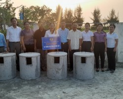 HND xã Trung Lộc trao tặng thùng rác BVTV cho Chi hội Tân Mỹ