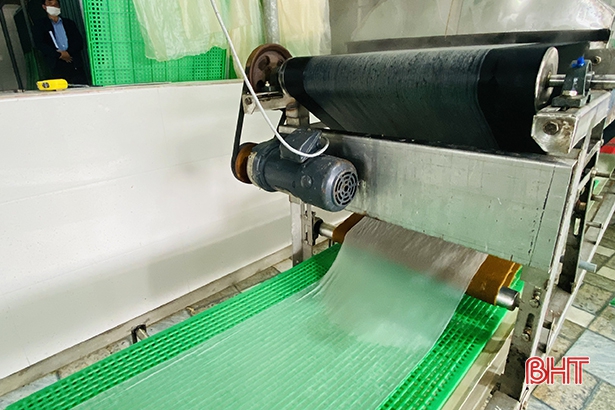 Dây chuyền sản xuất vỏ bánh ram của Công ty CP Sản xuất thực phẩm Hồ Cầm được đầu tư máy móc hiện đại, đảm bảo vệ sinh an toàn thực phẩm.