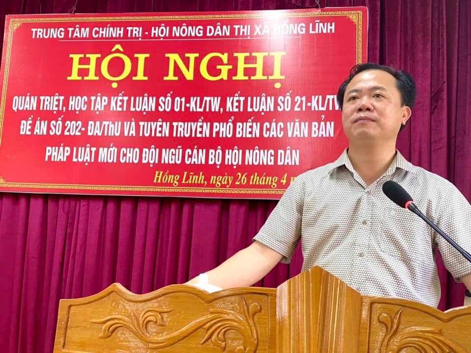 Đông chí Nguyễn Thăng Long Phó Bó thư Thường trực Thị ủy phát biểu chỉ đạo lớp tập huấn