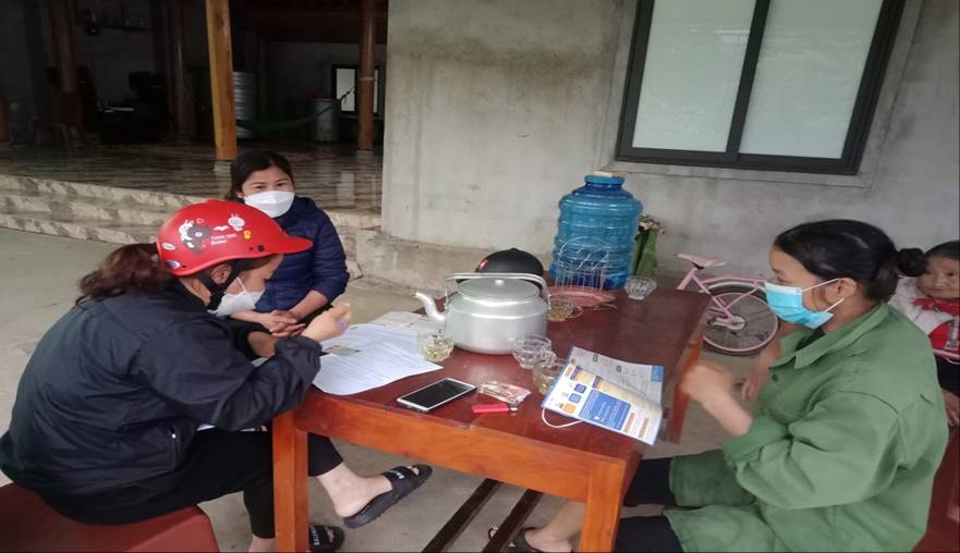 Đại lý Nguyễn Thị Hồng Thanh, Hội Nông dân xã Sơn Tây trực tiếp đi tuyên truyền vận động tại hộ gia đình.