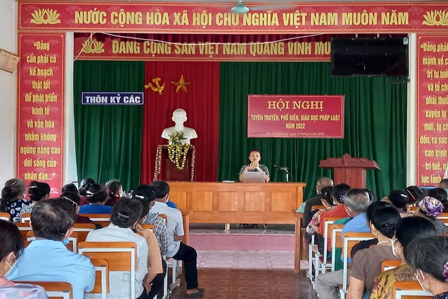 Hình ảnh đồng chí Nguyễn Thị Phương Thanh - Trưởng Phòng Tư pháp huyện tuyên truyền tại hội nghị