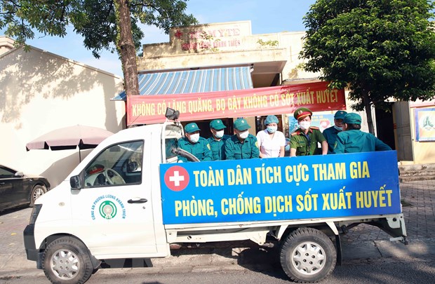 Xe tuyên truyền lưu động về các biện pháp phòng, chống dịch sốt xuất huyết. (Ảnh: Nguyễn Chinh/TTXVN)