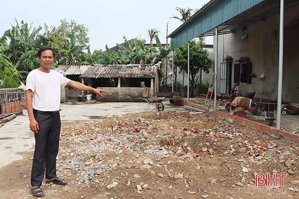 Anh Võ Kim Lĩnh (thôn Hưng Đạo, xã Cẩm Lạc) phá căn nhà cấp 4 hơn 100m2 và hiến hơn 50m2 đất ở để mở rộng đường.