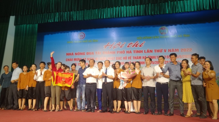 đồng chí Trần Trung Thành – Phó Chủ tịch Thường trực Hội Nông dân tỉnh và lãnh đạo thành phố trao giải Nhất cho đội thi xã Thạch Hưng