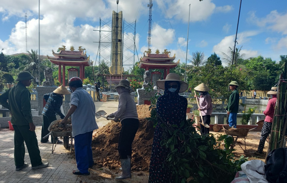 Hội Nông dân phường Thạch Linh ra quân dọn dẹp, vệ sinh khuôn viên Bia tưởng niệm các liệt sĩ