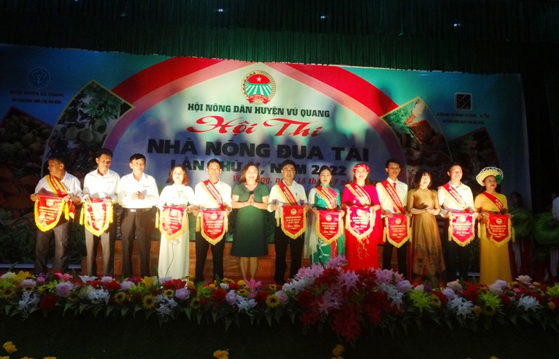 Lãnh đạo Hội Nông dân tỉnh và huyện Vũ Quang tặng Cờ lưu niệm cho các đội