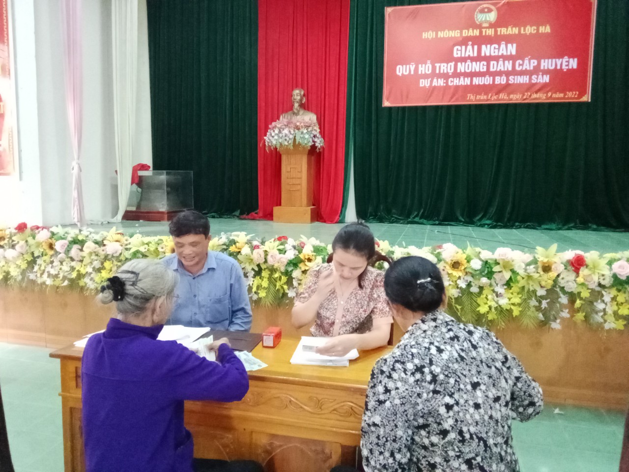 Chủ tịch Hội Nông dân huyện Hoàng Xuân Ty phát biểu tại buổi giải ngân vốn