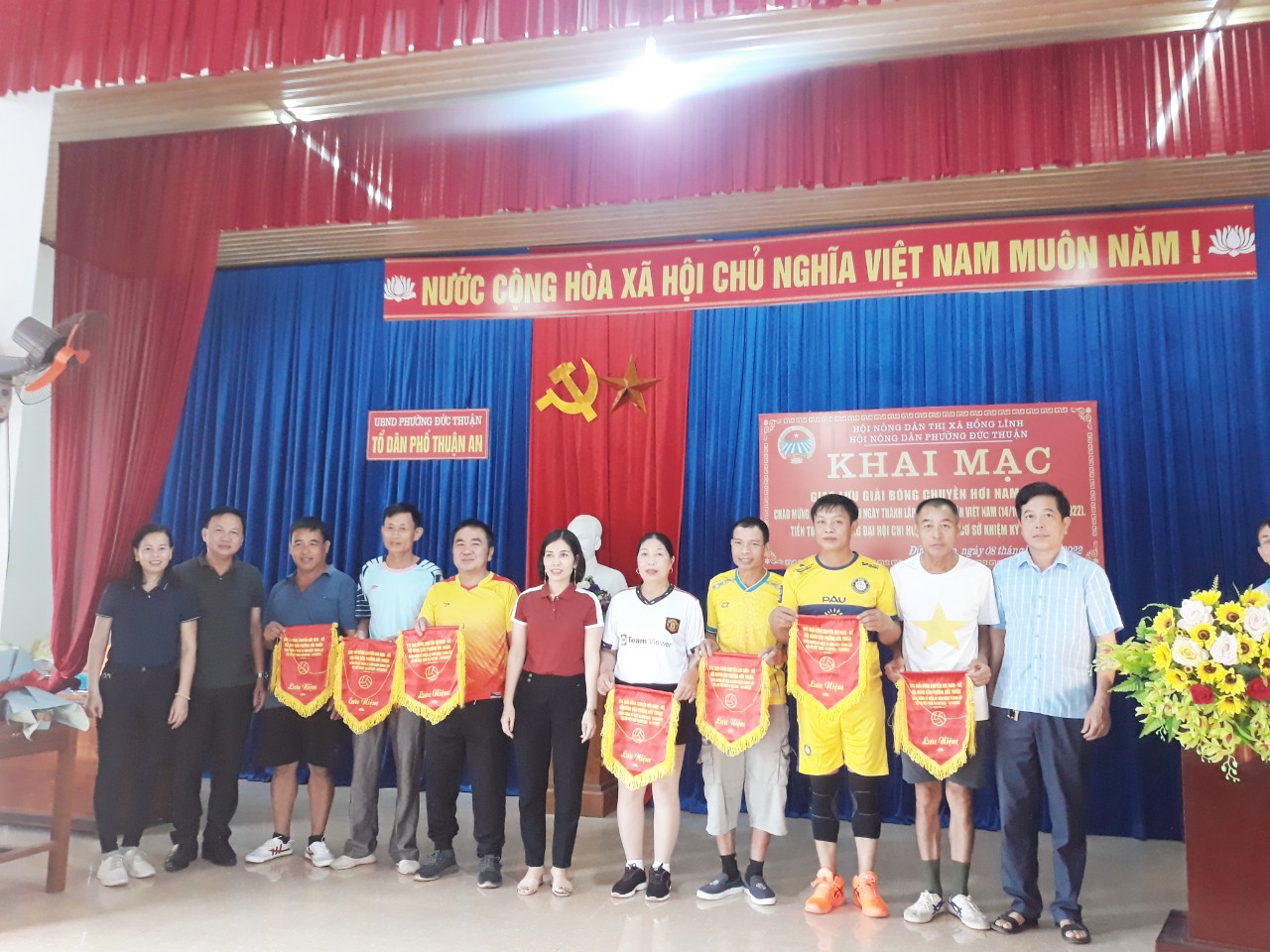 Đồng chí Phan Văn Quảng, Bí thư Đảng ủy phường Đức Thuận lên trao cờ lưu niệm cho các đội bóng