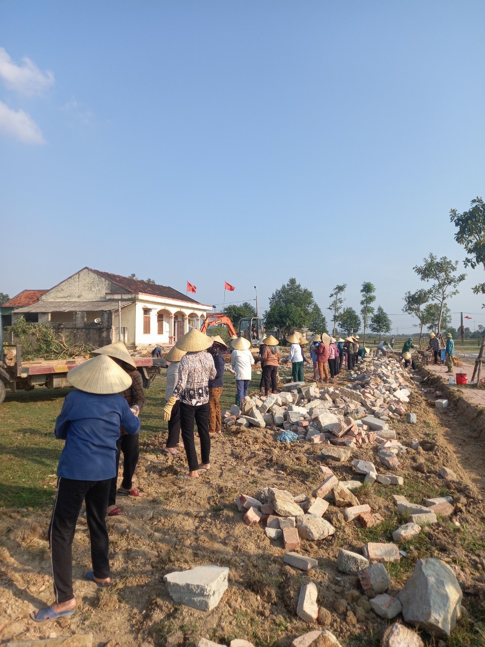1 Hội viên Nông dân thôn Trung Hải xã Thiên Lộc lao động phá dỡ tường rào, mở rộng khuôn viên nhà văn hóa thôn