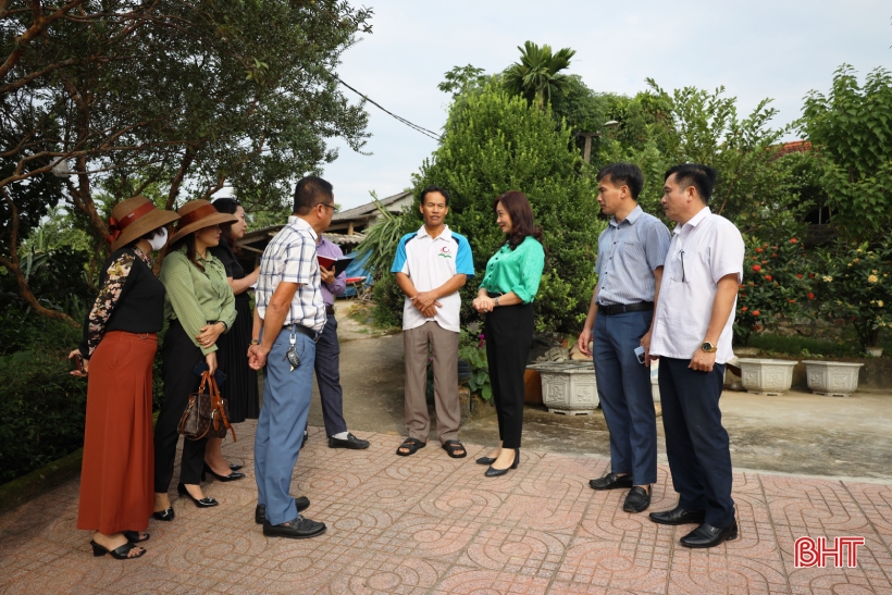 Đoàn giám sát tham quan cụm dân cư “Sáng - xanh - sạch - đẹp - an toàn - văn minh” tại thôn Cừa Lĩnh, xã Đức Lĩnh.