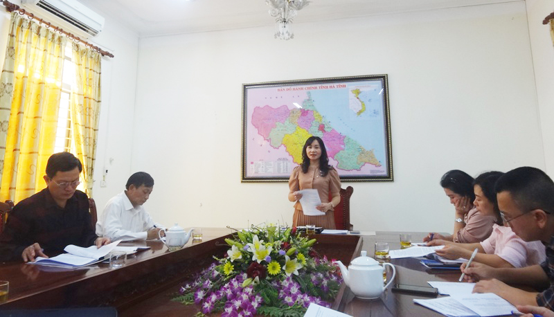 Đồng chí Nguyễn Thị Mai Thủy, Tỉnh ủy viên, Chủ tịch Hội Nông dân tỉnh phát biểu tại phiên họp