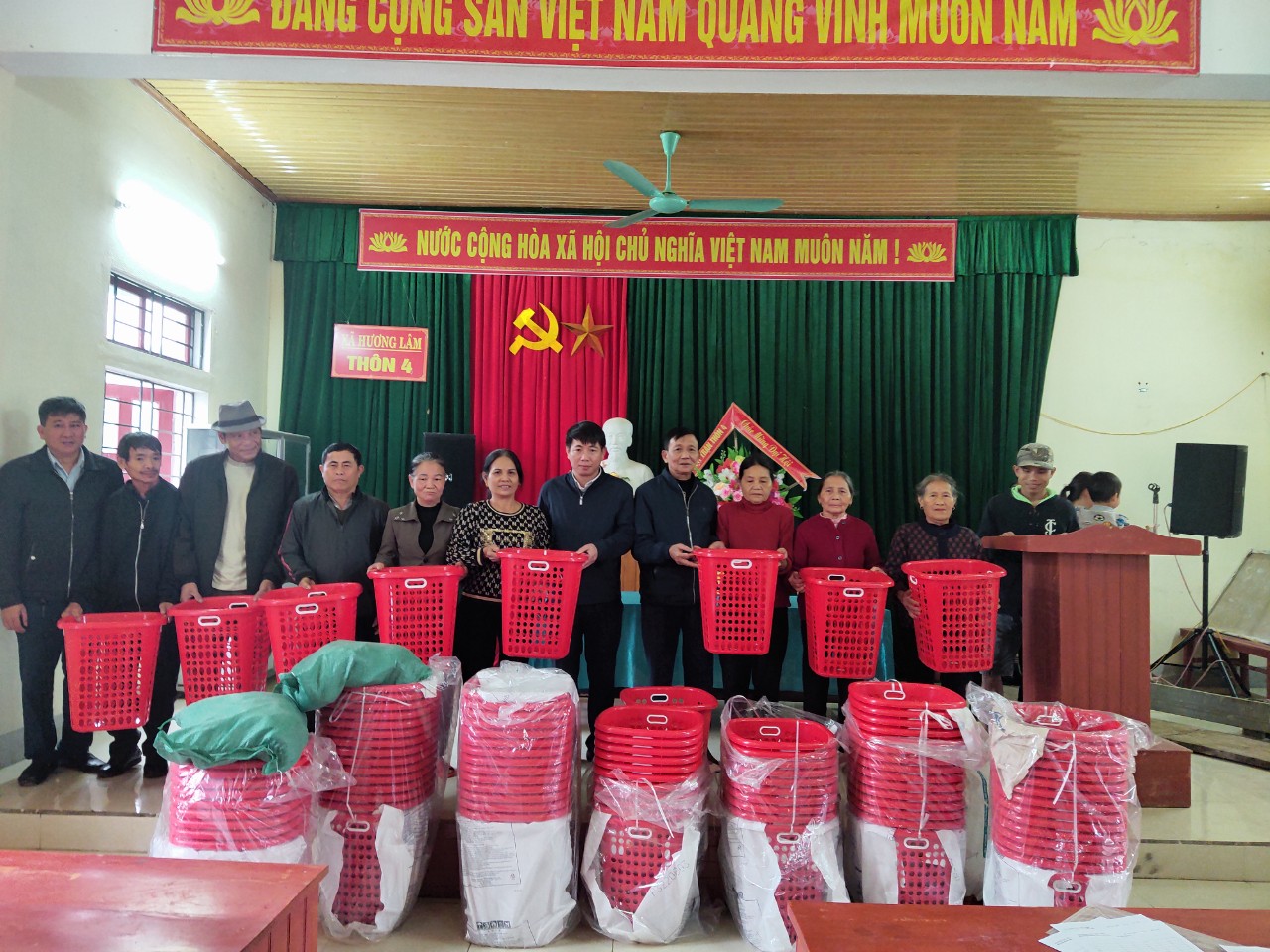 Hình ảnh trao giỏ rác và chế phẩm sinh học Hatimic tại xã Hương Lâm