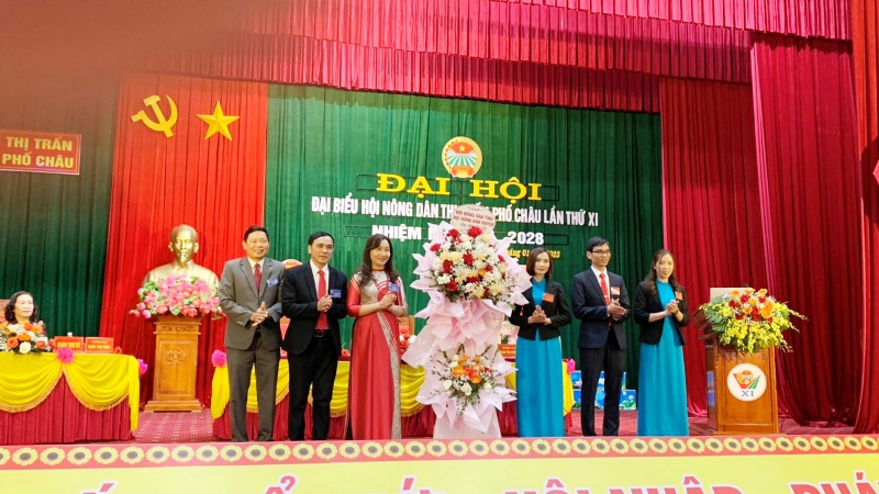 Lãnh đạo Hội Nông dân tỉnh và Hội Nông dân huyện Hương Sơn tặng hoa chúc mừng đại hội