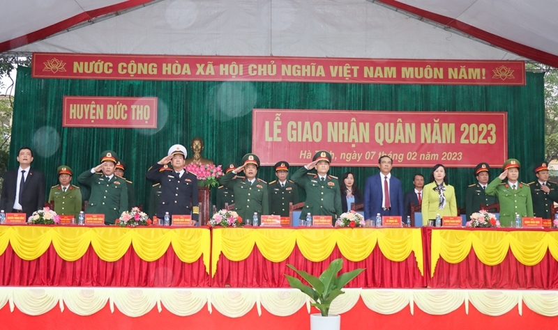 Thiếu tướng Phạm Trường Sơn - Phó tổng Tham mưu trưởng QĐND Việt Nam, cùng các đồng chí lãnh đạo tỉnh và huyện Đức Thọ tại lễ giao nhận quân
