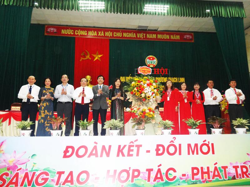 Lãnh đạo Hội Nông dân tỉnh, lãnh đạo thành phố và Hội Nông dân thành phố tặng hoa chúc mừng đại hội