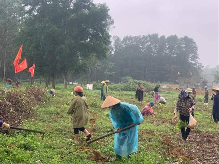Hình ảnh: Ban Chấp hành Hội Nông dân xã tham gia trồng cây