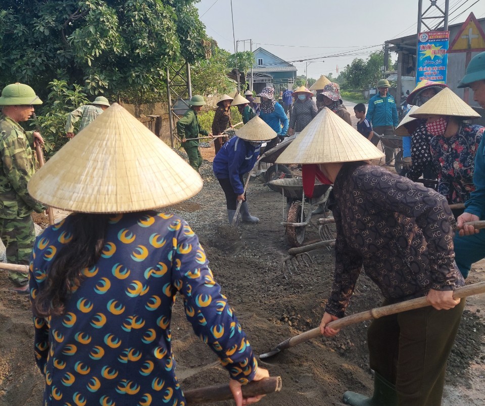 Cán bộ, hội viên nông dân xã Cẩm Sơn huyện Cẩm Xuyên tham gia lao động xây dựng nông thôn mới