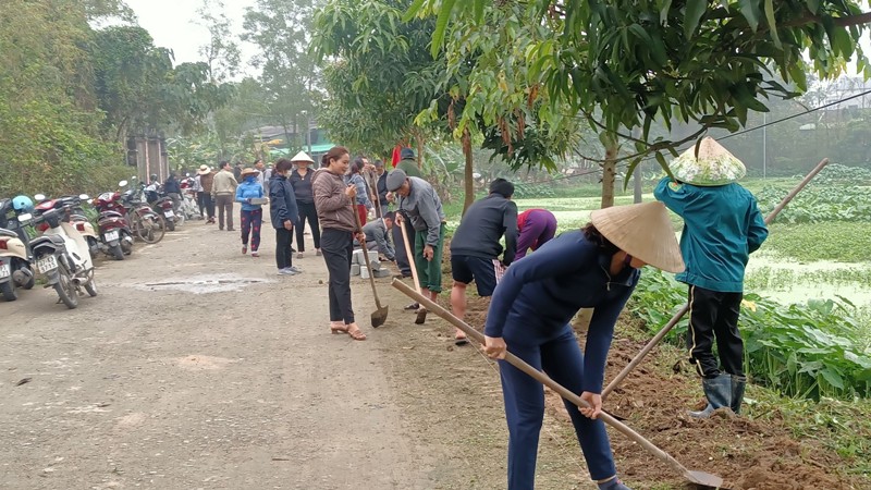 Hội viên nông dân thị trấn Thạch Hà lao động trên tuyến đường tự quản