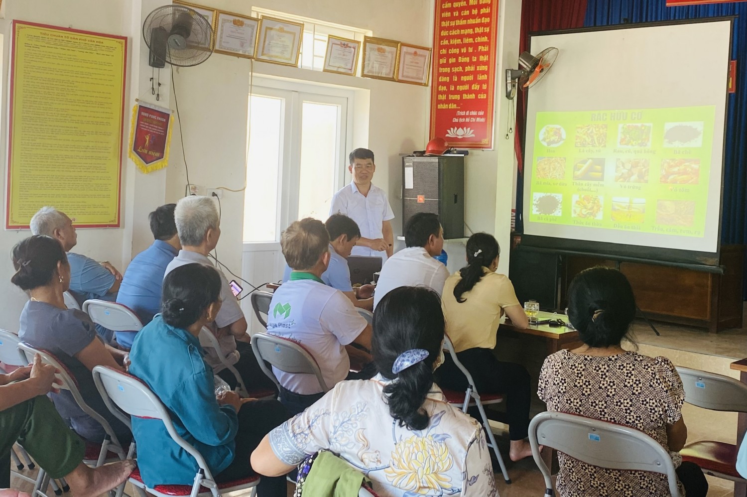 Đc Nguyễn Văn Giáp tập huấn kỹ thuật ủ phân vi sinh cho tổ hội nghề nghiệp