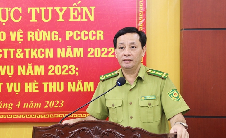 Đồng chí Hoàng Quốc Huấn - Chi cục trưởng Chi cục Kiểm lâm báo cáo công tác BVR - PCCCR năm 2022