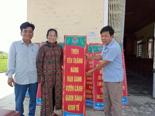 Hội Nông dân xã Nam Phúc Thăng huyện Cẩm Xuyên trao tặng pano cho các thôn