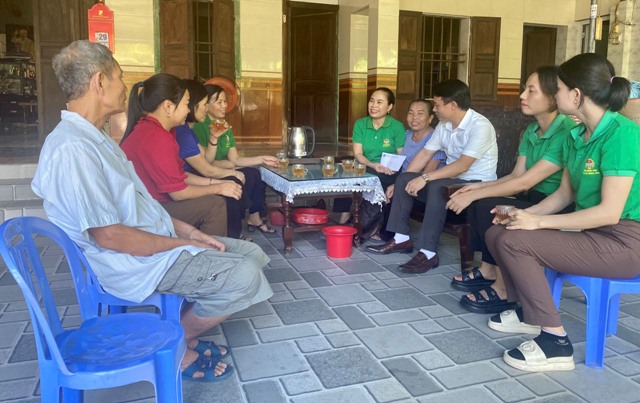 Lãnh đạo HND thị xã Hồng Lĩnh và phường Đức Thuận thăm hỏi và tặng quà cho gia đình chính sách