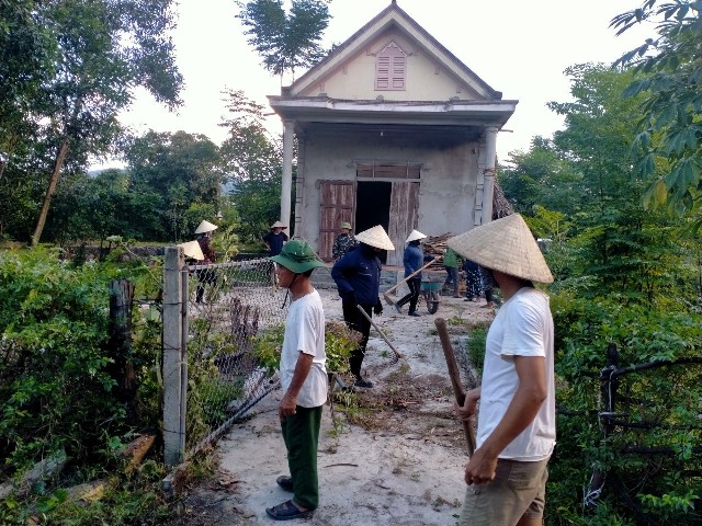 Chi hội Đồng Sơn, xã Thạch Xuân huyện Thạch Hà giúp đỡ chỉnh trang vườn cho gia đình chính sách
