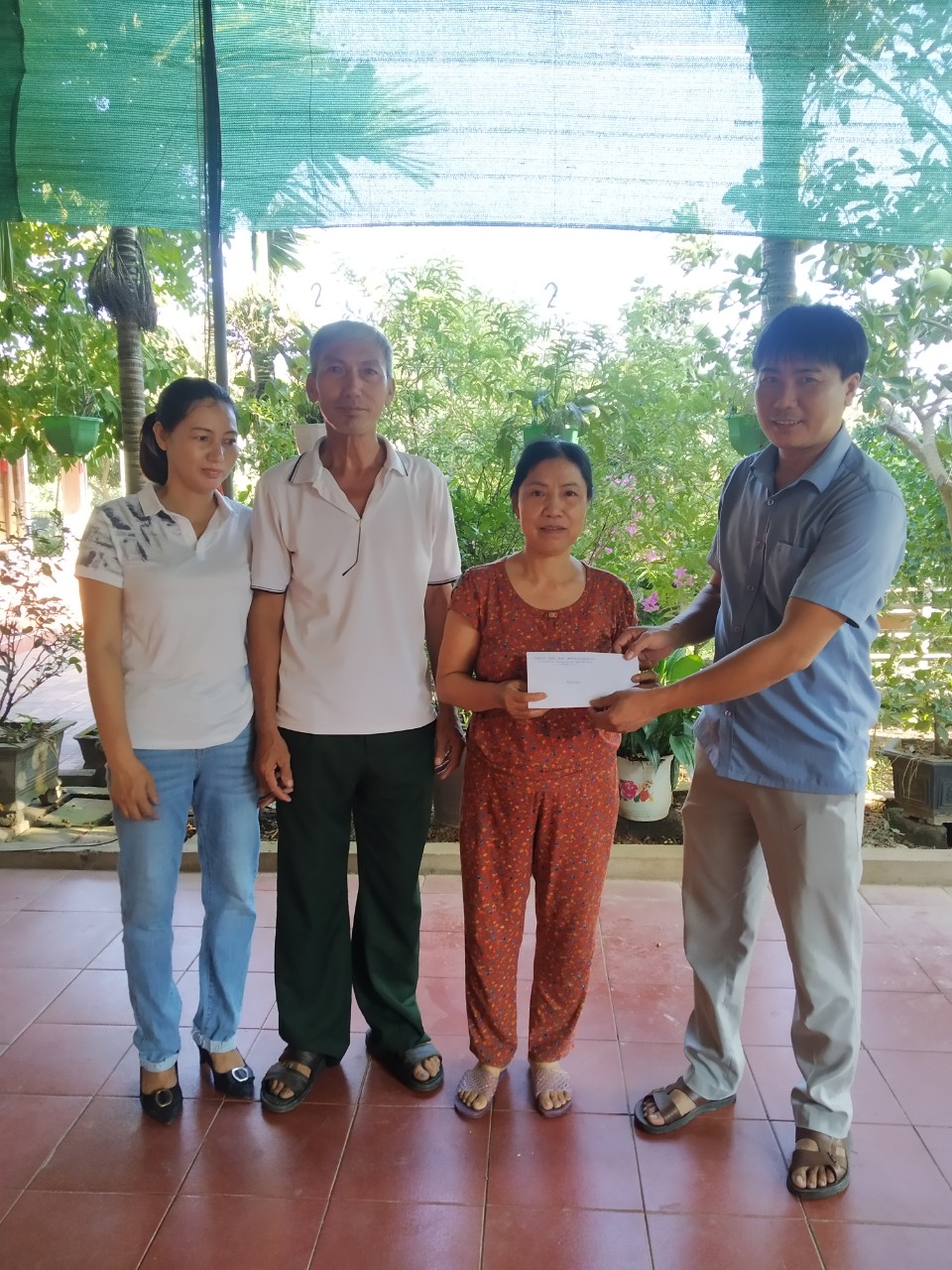 Hội Nông dân xã Thanh Lộc tặng quà tri ân
