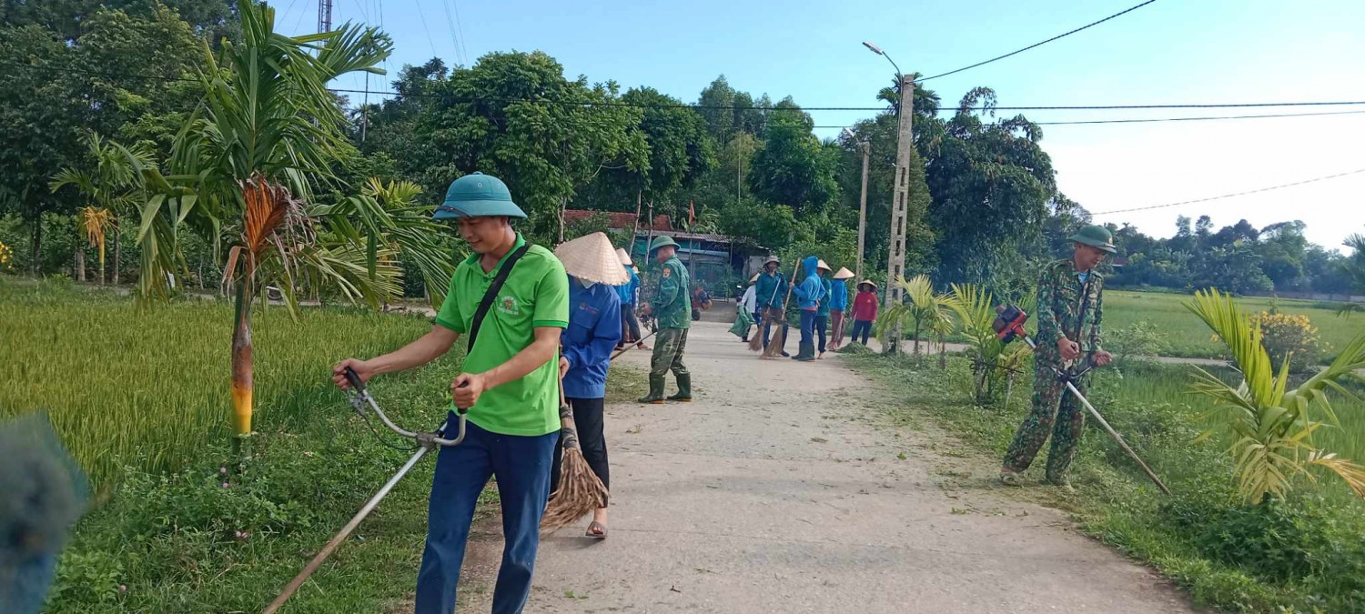 Hội Nông dân xã Phú Gia ra quân dọn vệ sinh tuyến đường từ quản