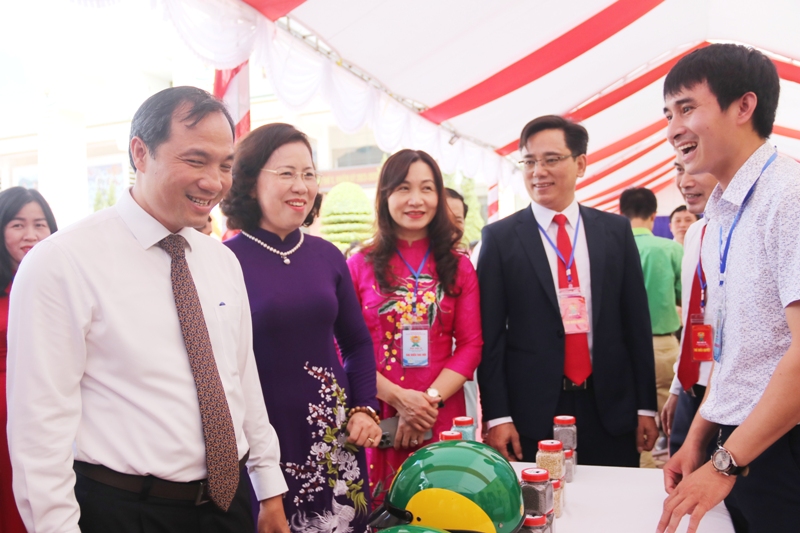 Phó Chủ tịch BCH Trung ương Hội Nông dân Việt Nam và Bí thư Tỉnh ủy thăm gian hàng của doanh nghiệp