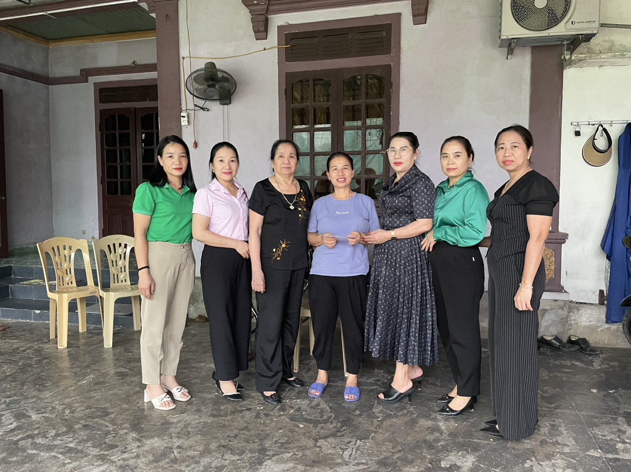 Tặng quà cho hội viên nữ nhân dịp kỷ niệm Ngày thành lập Hội Liên hiệp Phụ nữ Việt Nam