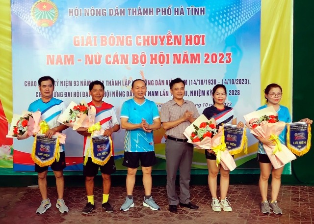 Đồng chí Nguyễn Tiến Anh – Phó Chủ tịch Hội Nông dân tỉnh tặng hoa chúc mừng