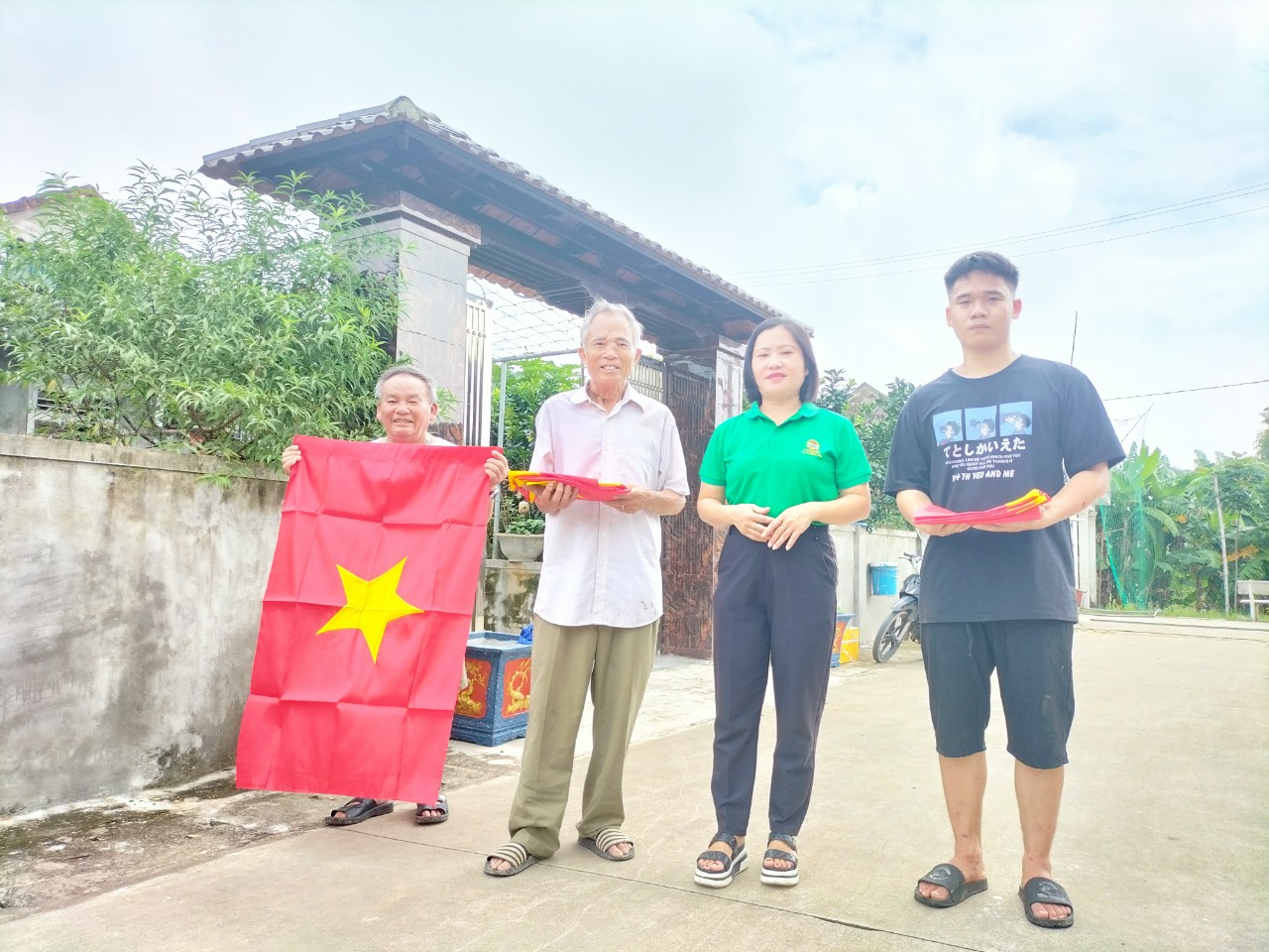 Hội Nông dân phường Trung Lương hỗ trợ làm giá treo cờ và cờ cho các hộ gia đình