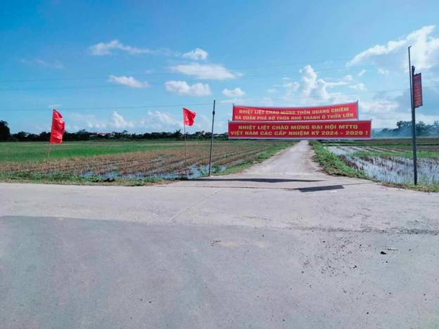 Hội viên nông dân thôn Quang Chiêm, xã Thanh Bình Thịnh ra quân phá bờ thửa nhỏ thành ô thửa lớn