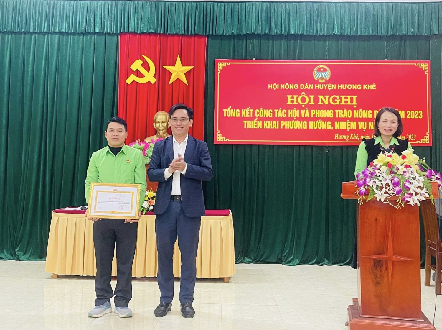 Đồng chí Ngô Văn Huỳnh TUV, Chủ tịch HND tỉnh trao Bằng khen của HND tỉnh cho Hội Nông dân xã Hà Linh