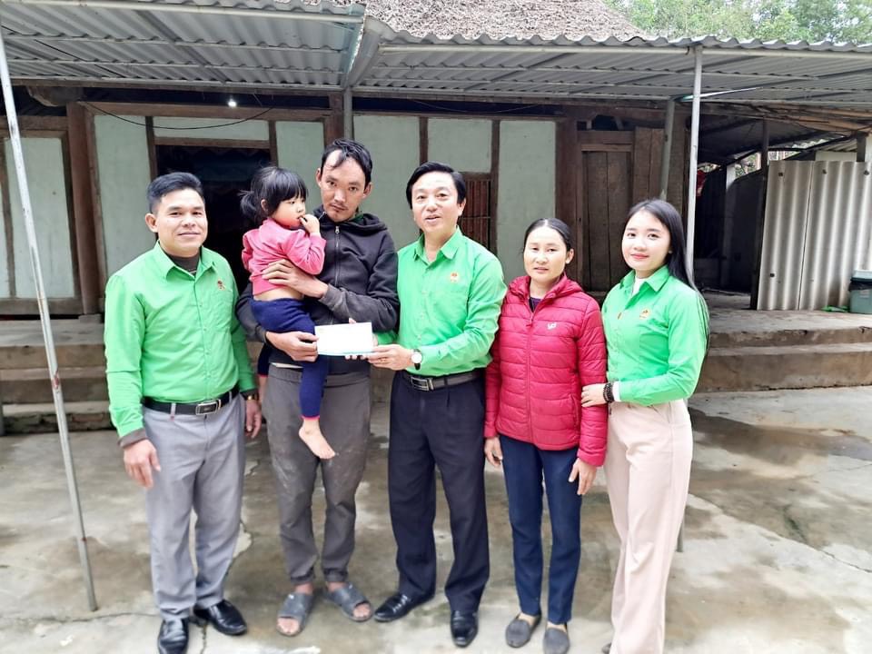 Đồng chí Đinh Công Tịu Ủy viên Ban Chấp hành Đảng bộ huyện, Chủ tịch Hội Nông dân huyện trao quà cho hộ nghèo tại xã Hà Linh