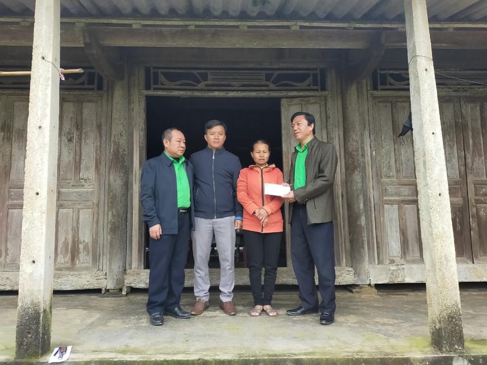 Đồng chí Đinh Công Tịu   Ủy viên Ban Chấp hành Đảng bộ huyện, Chủ tịch Hội Nông dân huyện trao quà cho hộ nghèo tại xã Hương Thủy