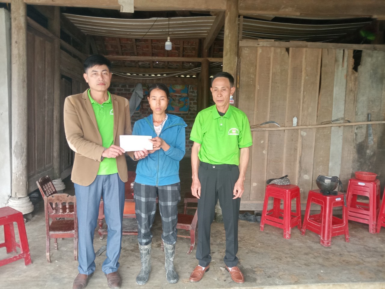 Hội Nông dân xã Hương Xuân trao quà cho hội viên