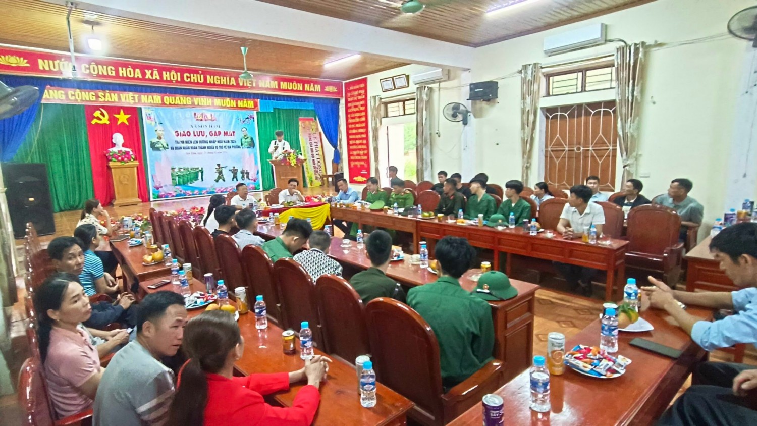 Xã Sơn Hàm huyện Hương Sơn tổ chức gặp mặt, giao lưu, tặng quà cho các thanh niên chuẩn bị nhập ngũ năm 2024