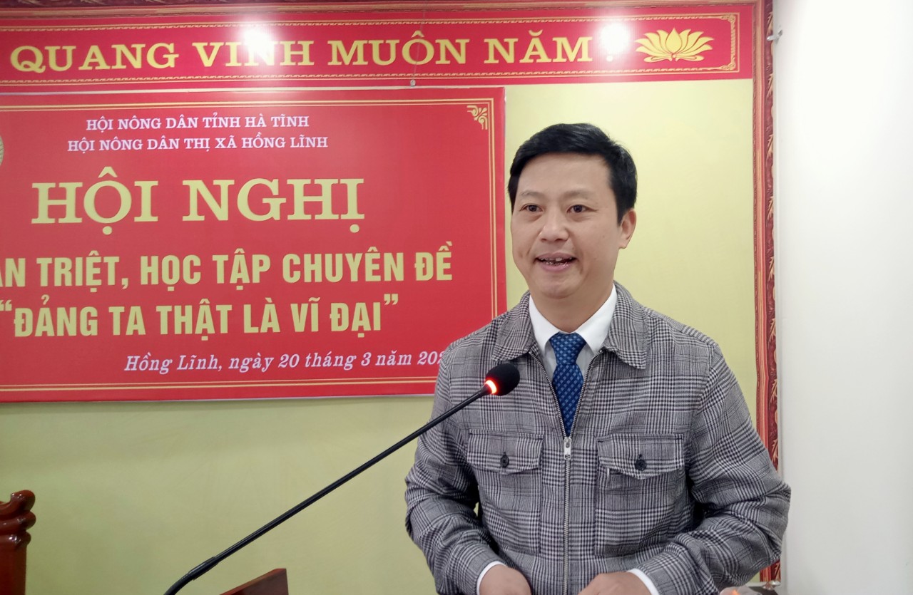 Đồng chí Bùi Tuấn, UVBCH Đảng bộ, Phó Trưởng Ban Tuyên giáo thị ủy, báo cáo viên truyền đạt tại lớp tập huấn