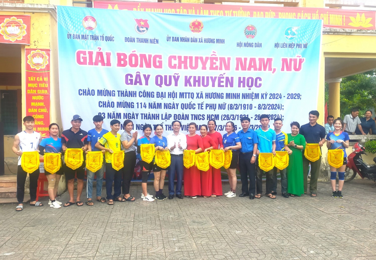 Hội Nông dân xã Hương Minh phối hợp tổ chức giải bóng chuyền gây quỹ khuyến học năm 2024